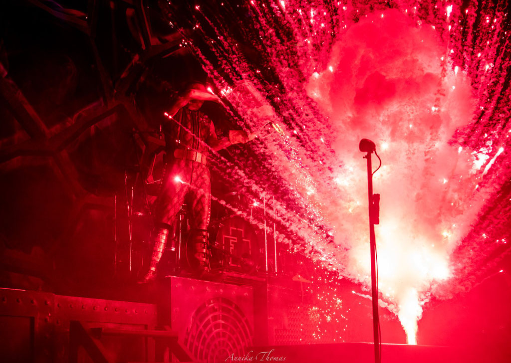 Rote-Indoorfeuer mit dem besonderen "WoW"-Effekt, Bühnenshow Feuerengel