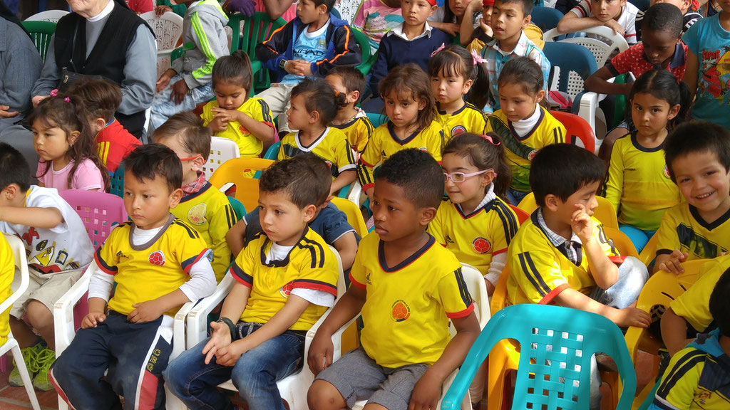 Alle Kindergartenkinder haben ein T-Shirt der kolumbianischen Nationalmannschaft an