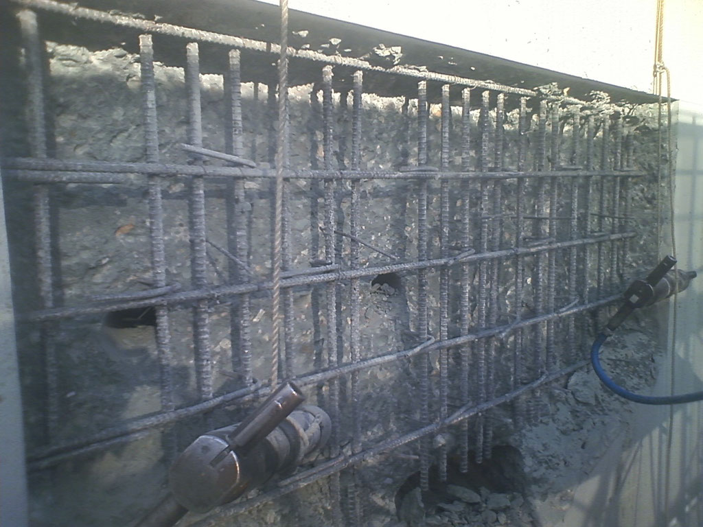 橋台の補強工事にて、接続部のコンクリート撤去