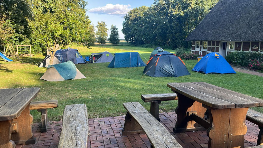 Zeltlager vor dem Mehedorfer Heimathaus