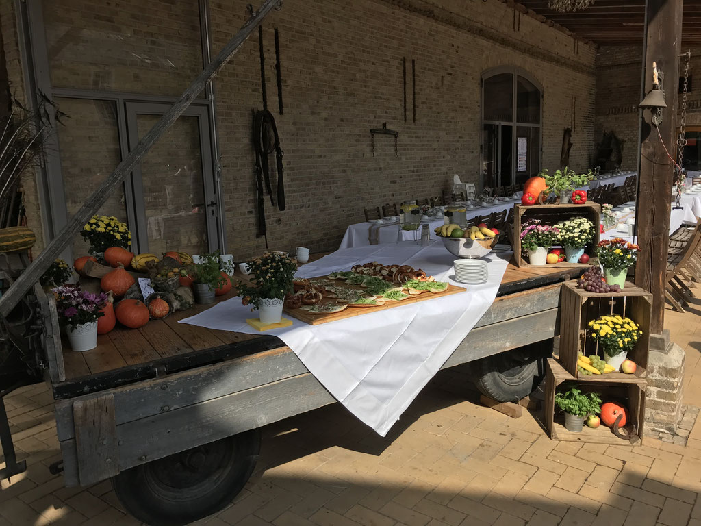 Storchenhof Paretz • Ländliche Hochzeitsfeier auf dem Storchenhof Paretz mit Erntewagen