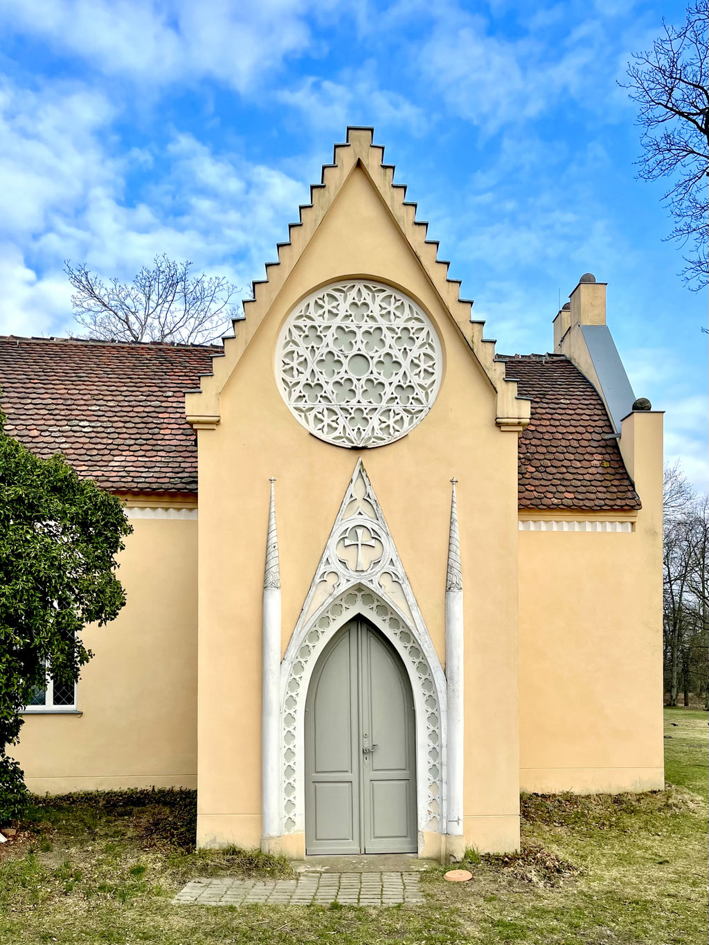 Der ehemalige Eingang zur Offiziers- bzw. Gutsloge der Dorfkirche Paretz • Heute Eingang zur Sakristei.