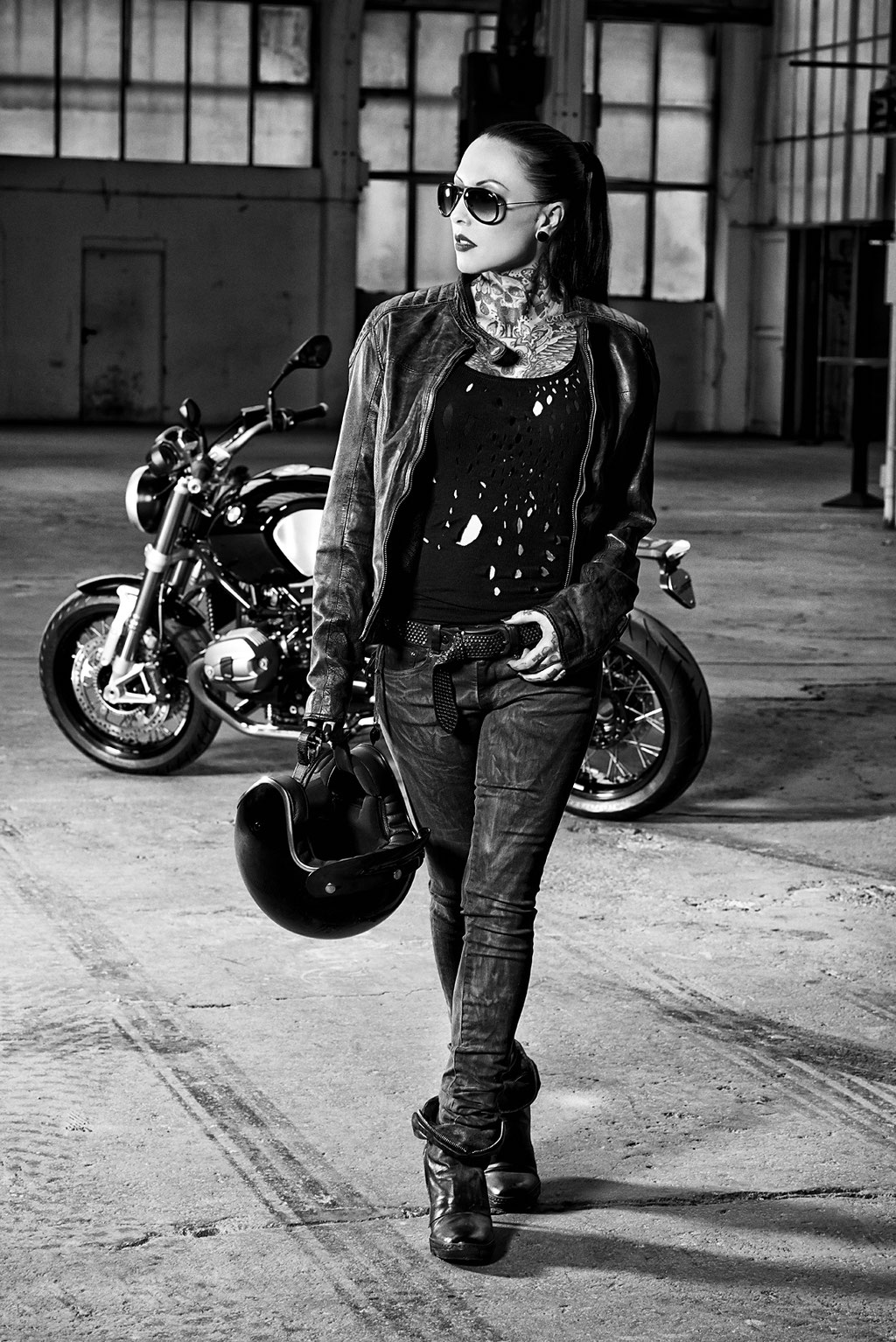 Tattoo model Makani Terror in front of the BMW R nine T