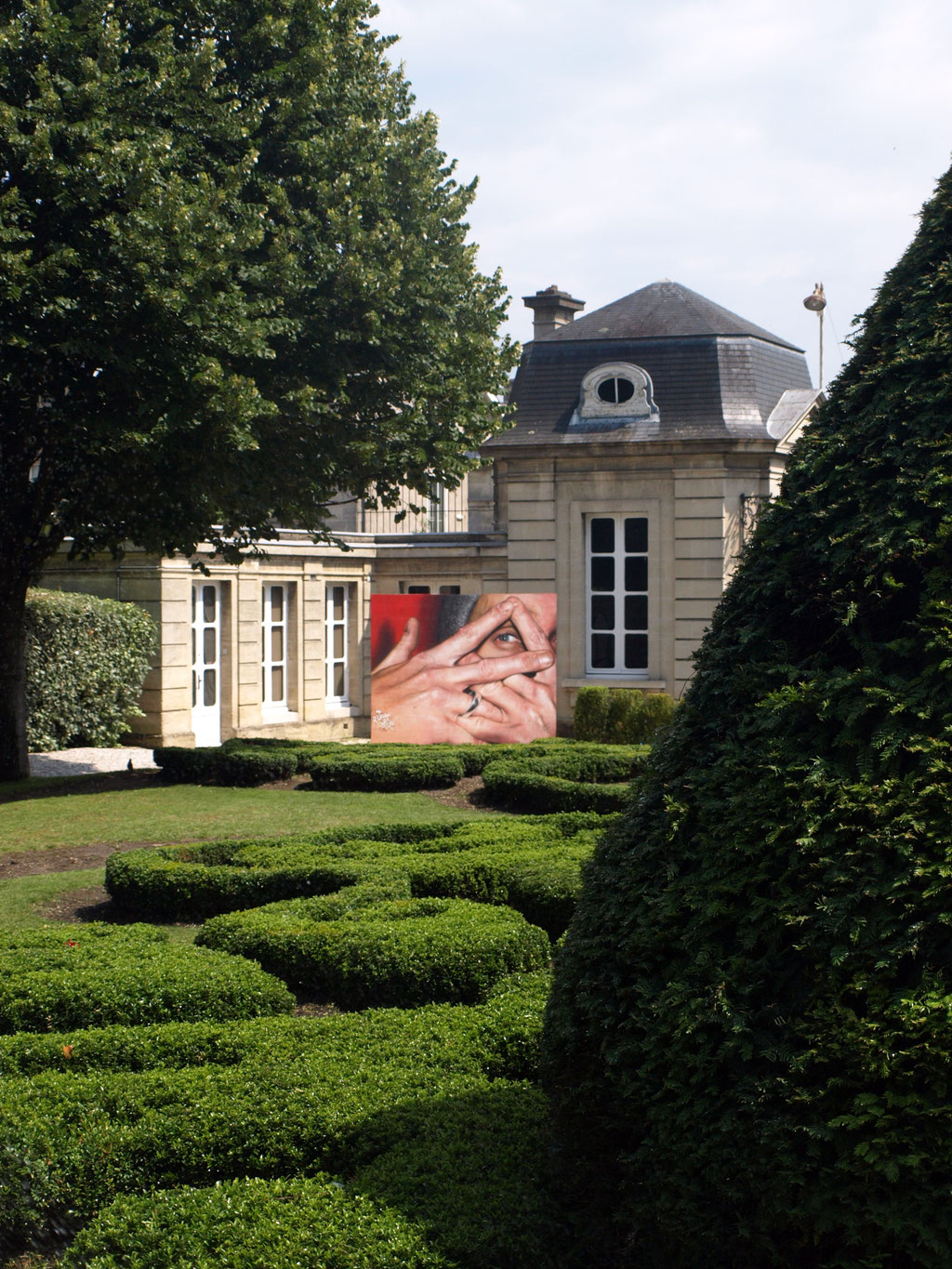 Fingers Crossed - JEAN ROOBLE - Spraypaint on wall (2,60 x 3 m) - for Institut Culturel Bernard Magrez - Bordeaux, 2018