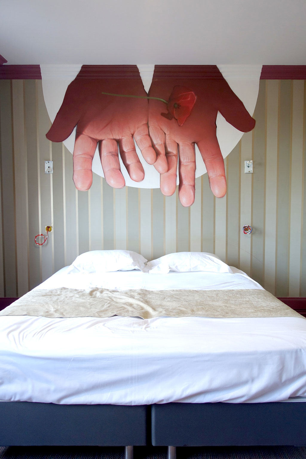 LES PETITES MAINS - Spraypaint and acrylic on wallpaper - 1,30 x 2,15 m - L'Yeuse Hotel, Cognac (2021)