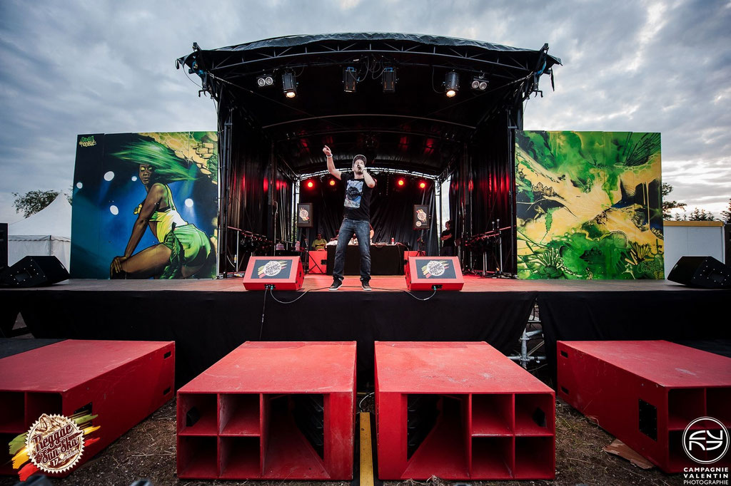Dancehall Set @ REGGAE SUN SKA Festival - JEAN ROOBLE X ODEG - Spraypaint on PVC (3 x 6 m) - Bordeaux, 2014 ©Valentin Campanie