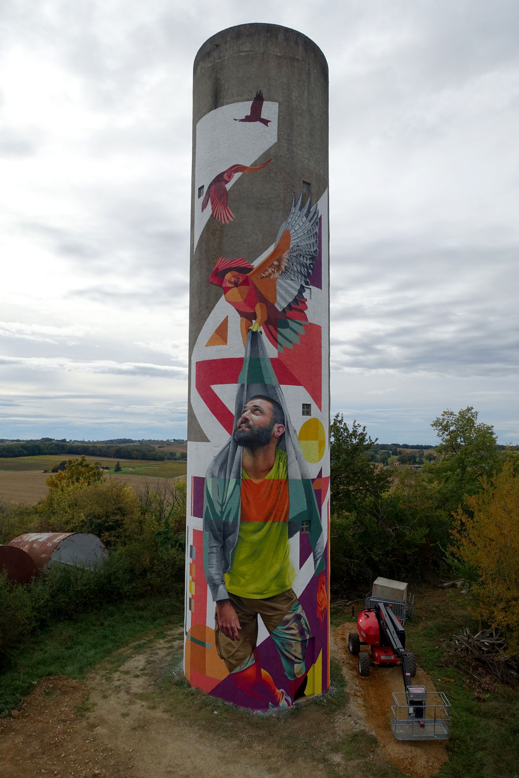 LA COLLINE AUX OISEAUX - Jean Rooble feat. Kat & Action - Spraypaint on water tower - 28 x 9 m - Street Art'Magnac Festival - Lannepax (2021)
