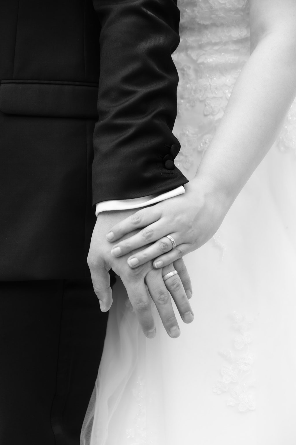 Hochzeitsfotografie Detail Ringe in schwarz weiß