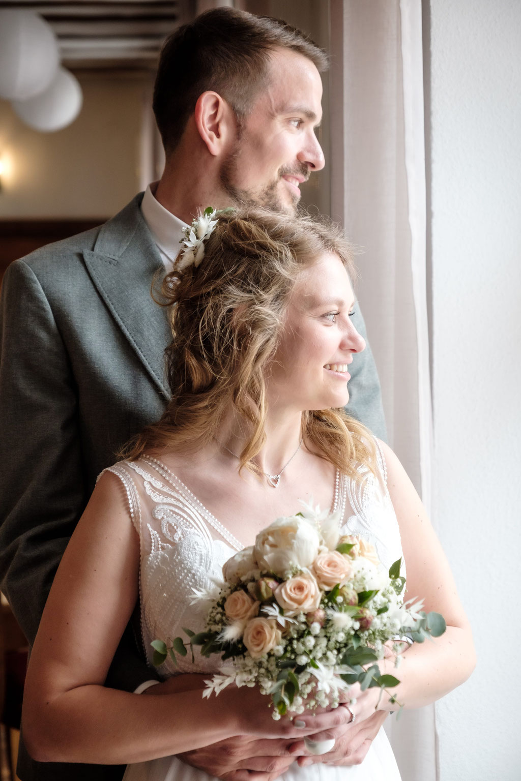 Hochzeitsfotografie des Brautpaares mit Fensterlicht