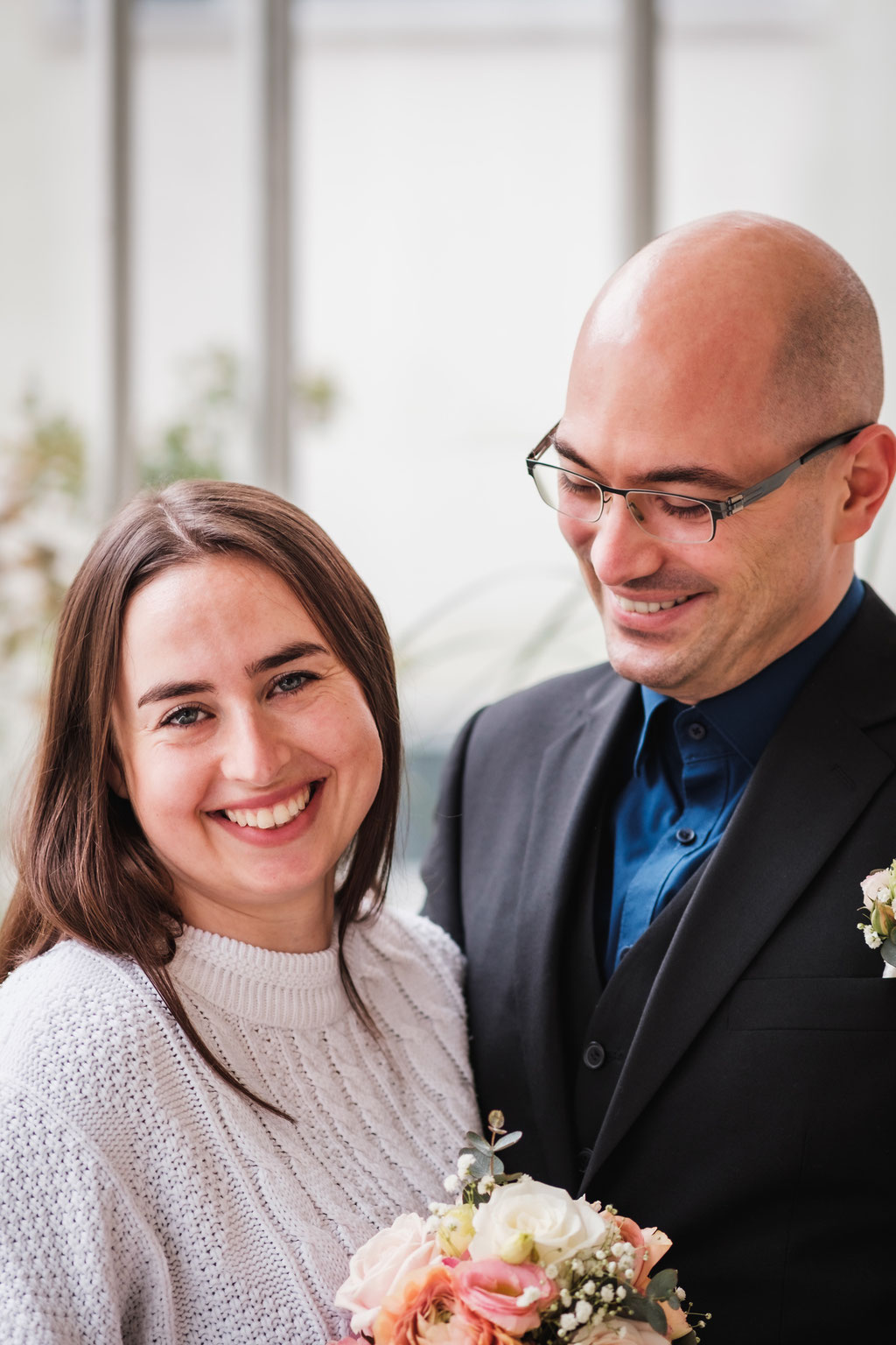 Hochzeitsfotografie des Brautpaares bei natürlichem Licht.