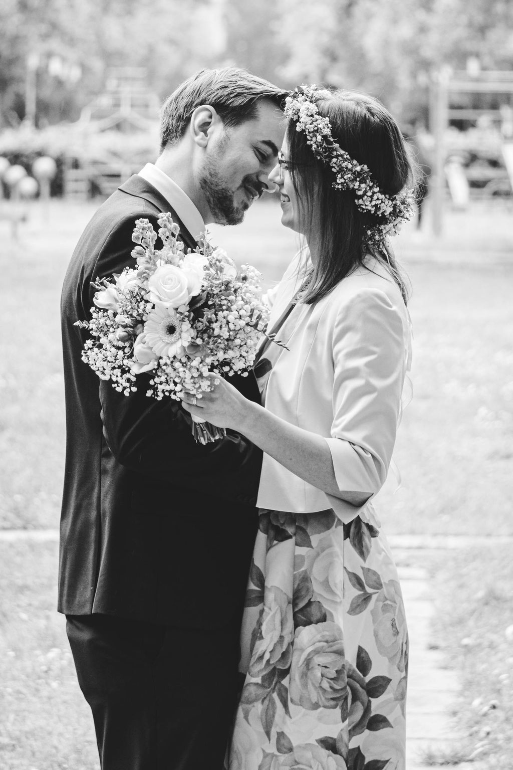 Hochzeitsfotografie des Brautpaares kurz vor dem Kuss in schwarz weiß.