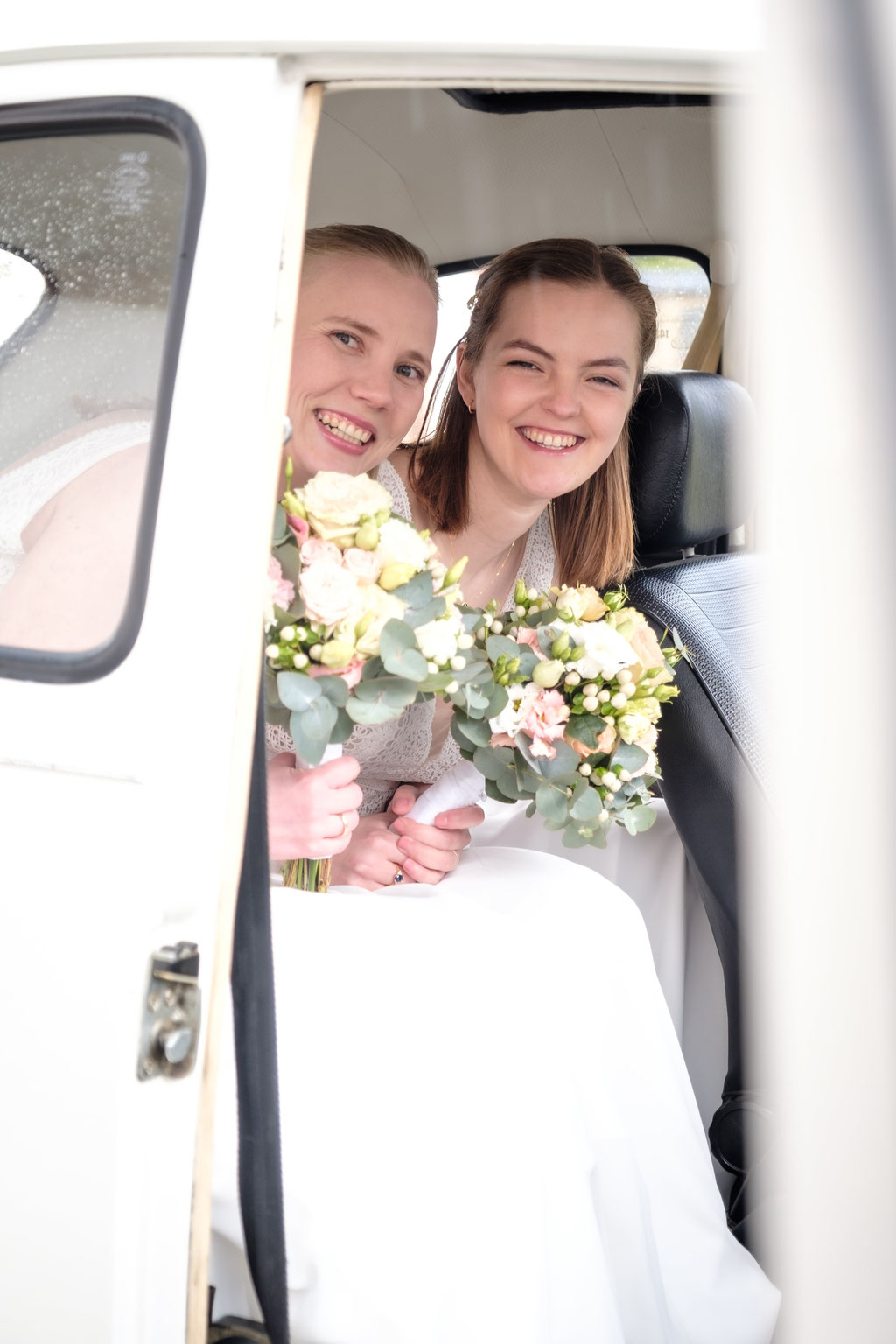 Hochzeitsfotografie des Brautpaares im Auto