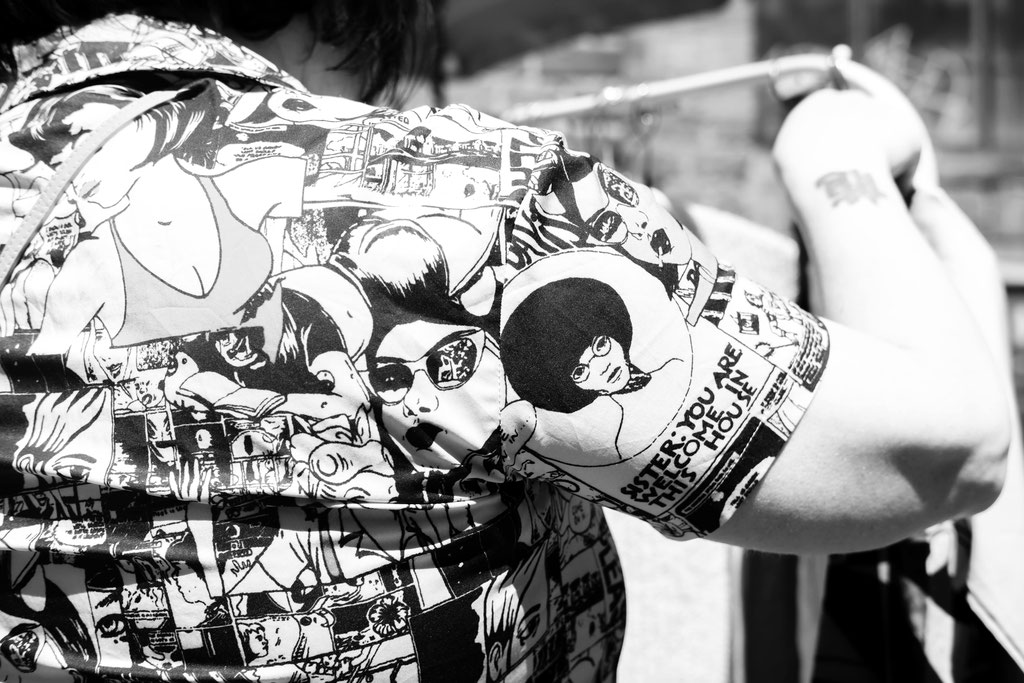 Comichemd auf dem Flohmarkt in schwarz weiß.