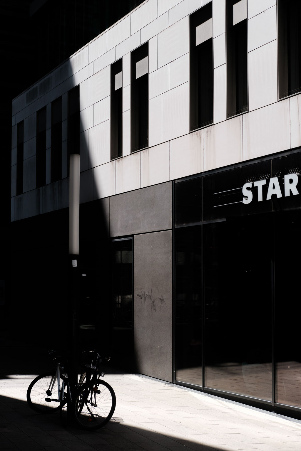 Fassade des Starbucks mit sehr hohem Kontrast bei Sonne.