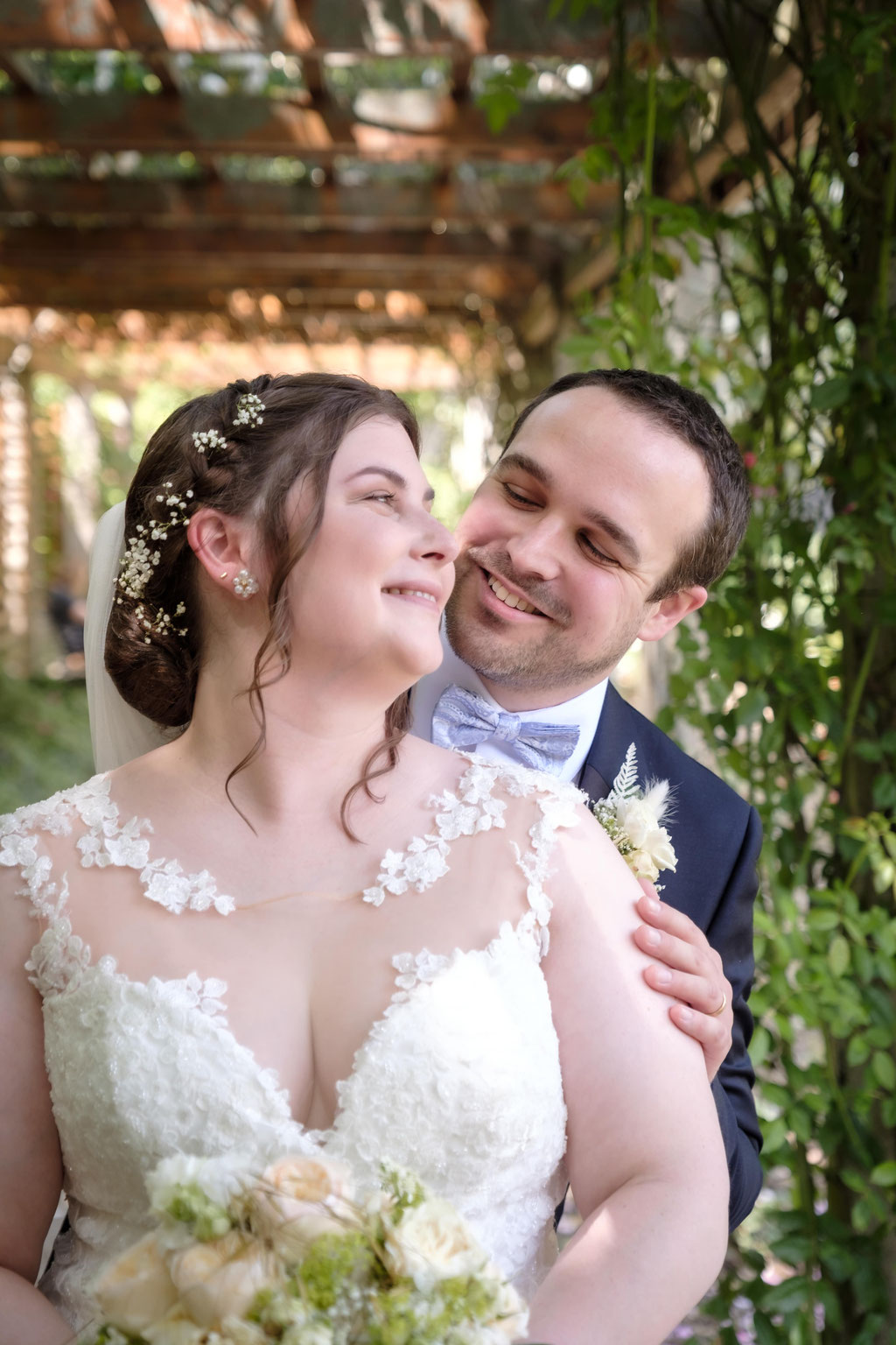 Hochzeitsfotografie eines Brautpaares im Park