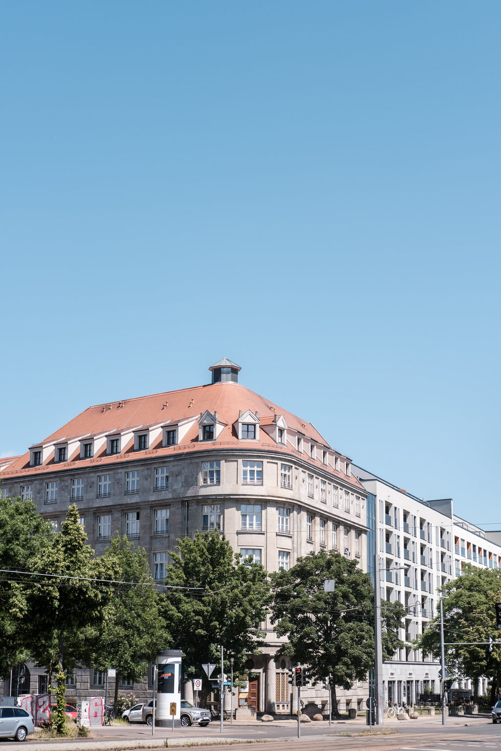 Leipziger Straßenszene mit schönem Altbau und blauem Himmel.