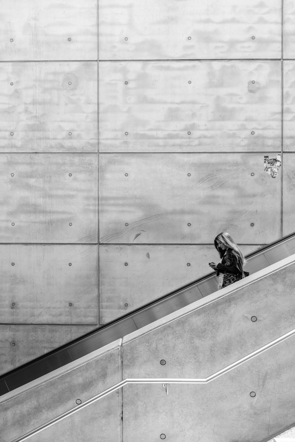 Treppe mit Frau in schwarz weiß.