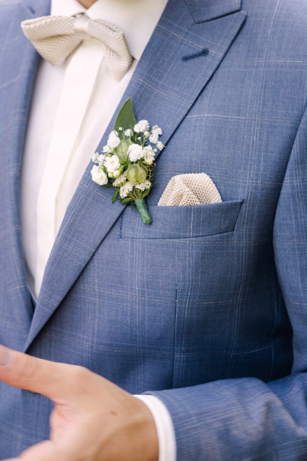 Hochzeitsfotografie des Bräutigams mit kleinen Details an seinem Schaketts.