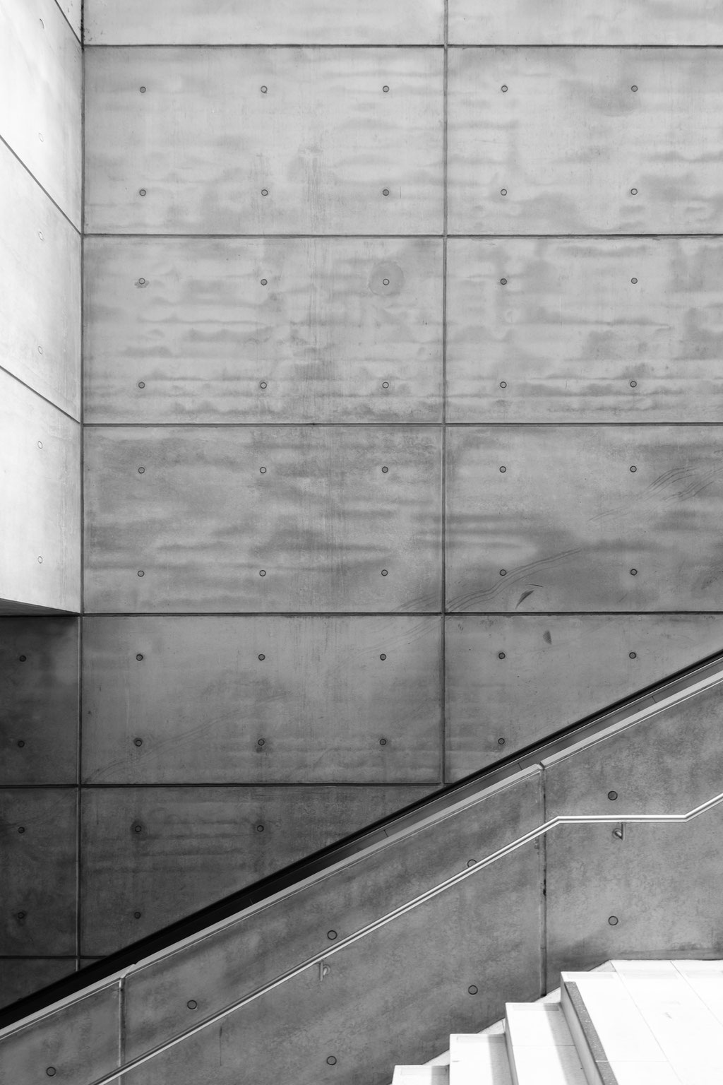 Treppe hinunter, minimalistische Architektur in schwarz weiß.
