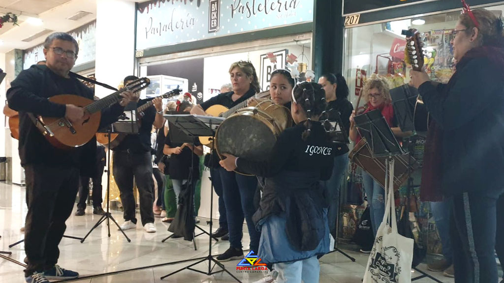 Actuación de la Agrupación Folclórica Igonce en el Centro Comercial Punta Larga.