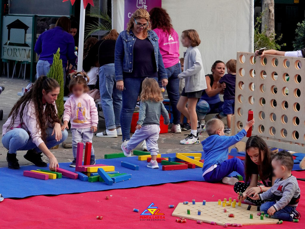 Talleres navideños y juegos gigantes de estrategias y habilidades en el Centro Comercial Punta Larga