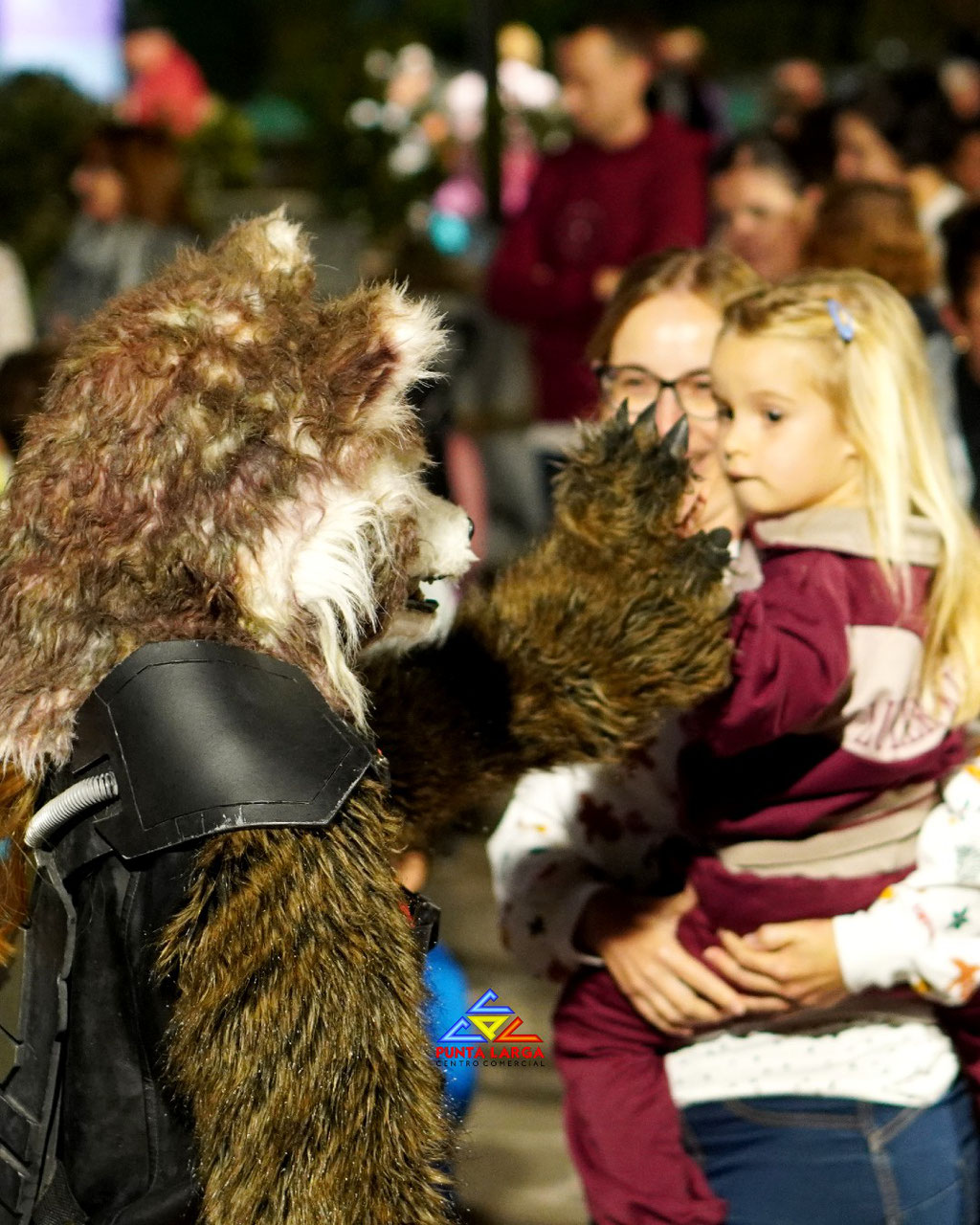 Pasacalle musical con personajes de fantasía en el Centro Comercial Punta Larga