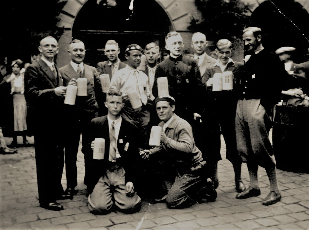 Im Hofbräuhaus in München lassen es sich die Esloher das Bier gut schmecken