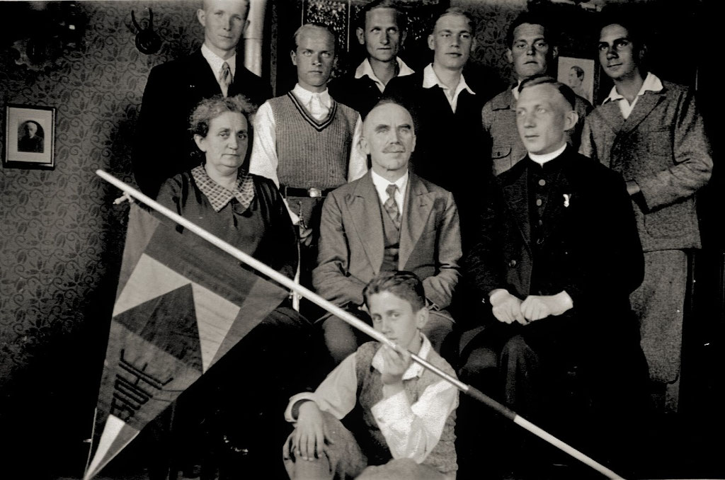 Esloher Kolpingbrüder bei einer Gastfamilie in München (vorn ihr Wimpel)