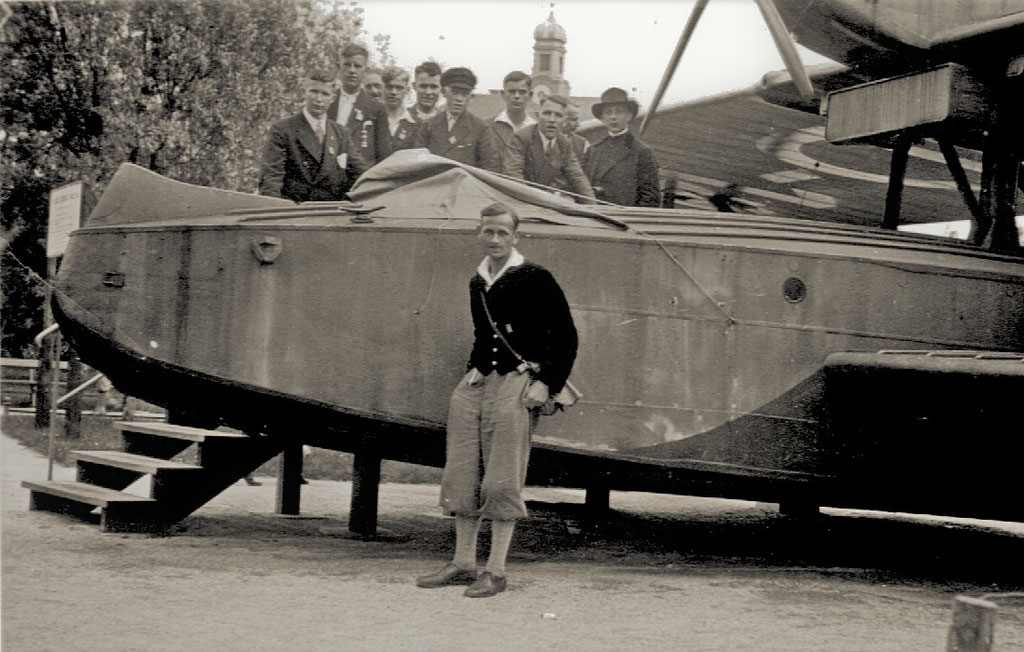Besuch des Deutschen Museums, vorn am Wasserflugzeug lehnt Heinrich Eickeler