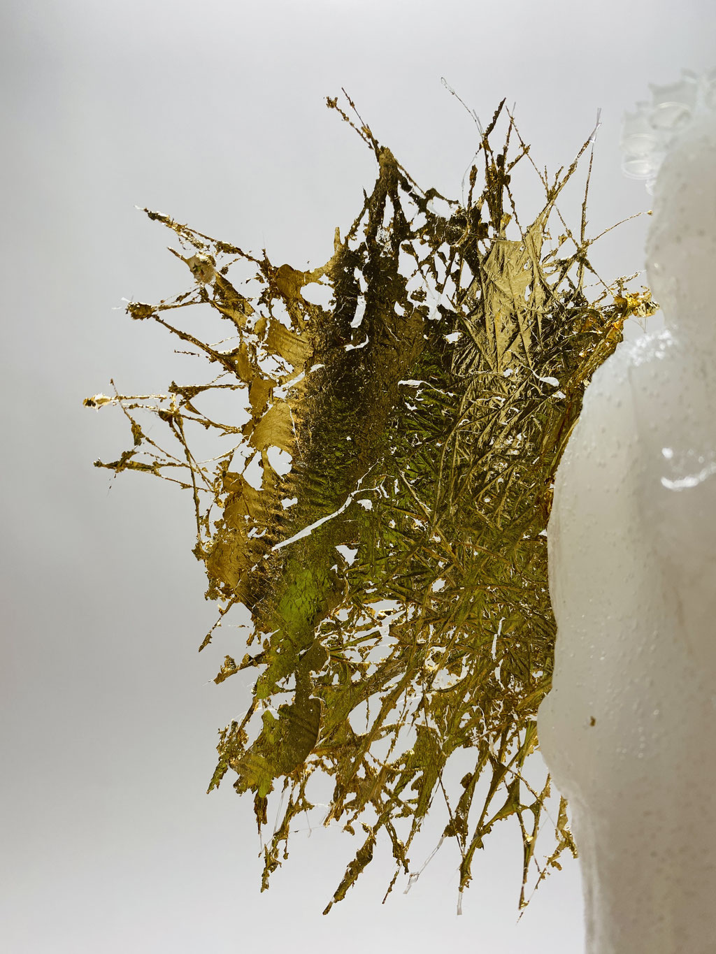 Nachträglich vergoldeter Engelsflügel aus Glasfaser