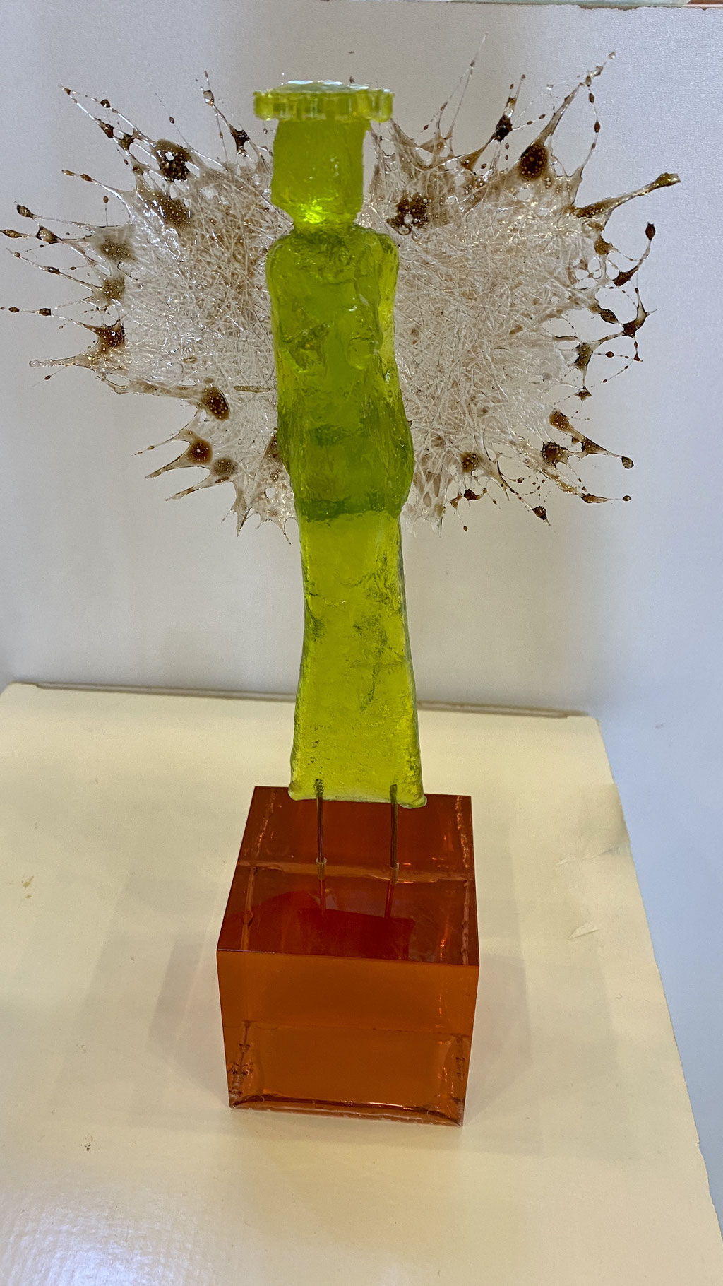 passt besser zur Skulptur, finde ich.