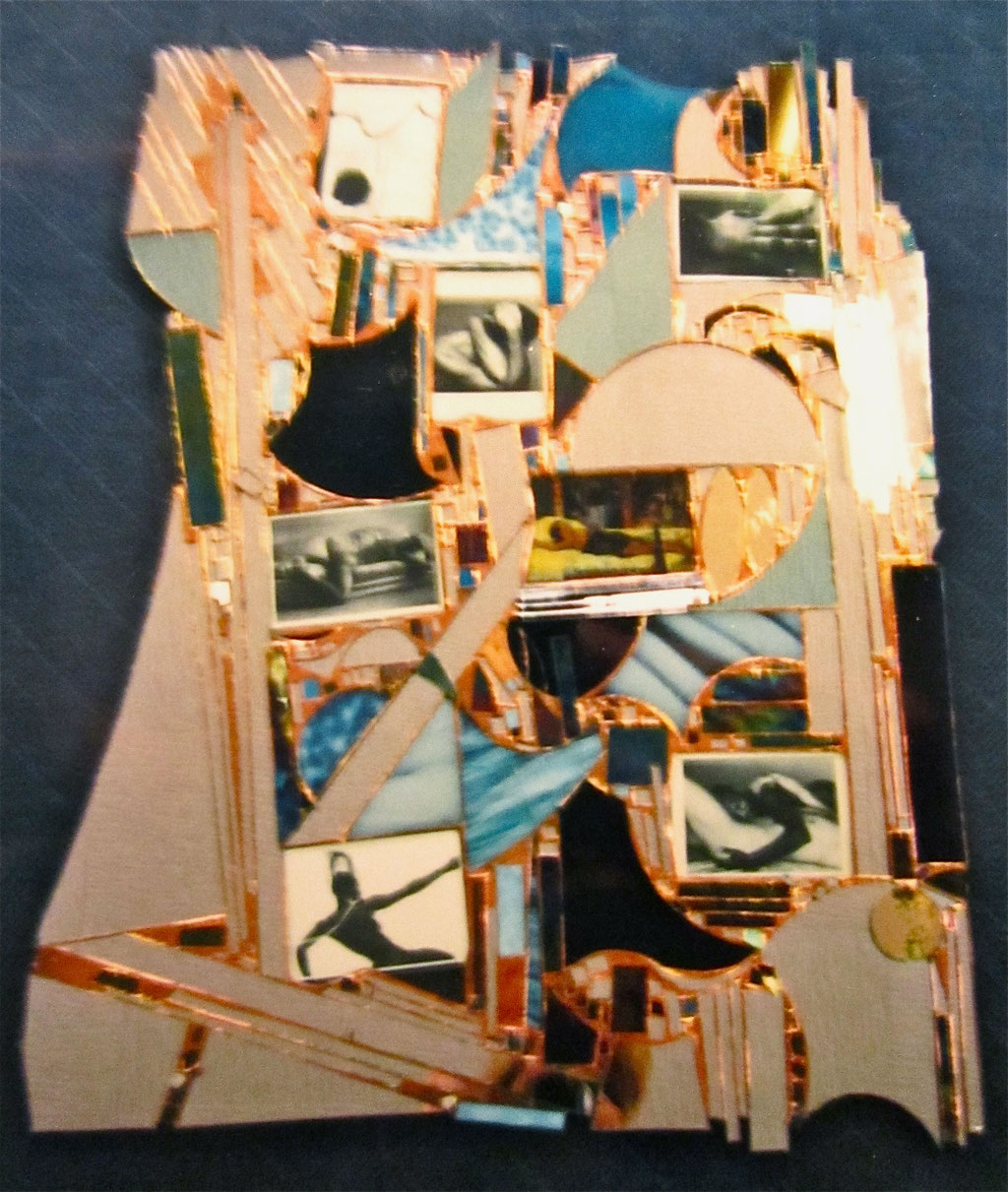 Eine ganz verrückte Collage aus Bildern, Spiegeln und farbigen Gläsern.