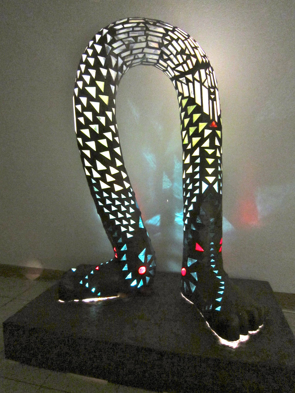 Die Lichtfüße - freistehende, von innen beleuchtete Skulptur in der Tiffany-Technik.