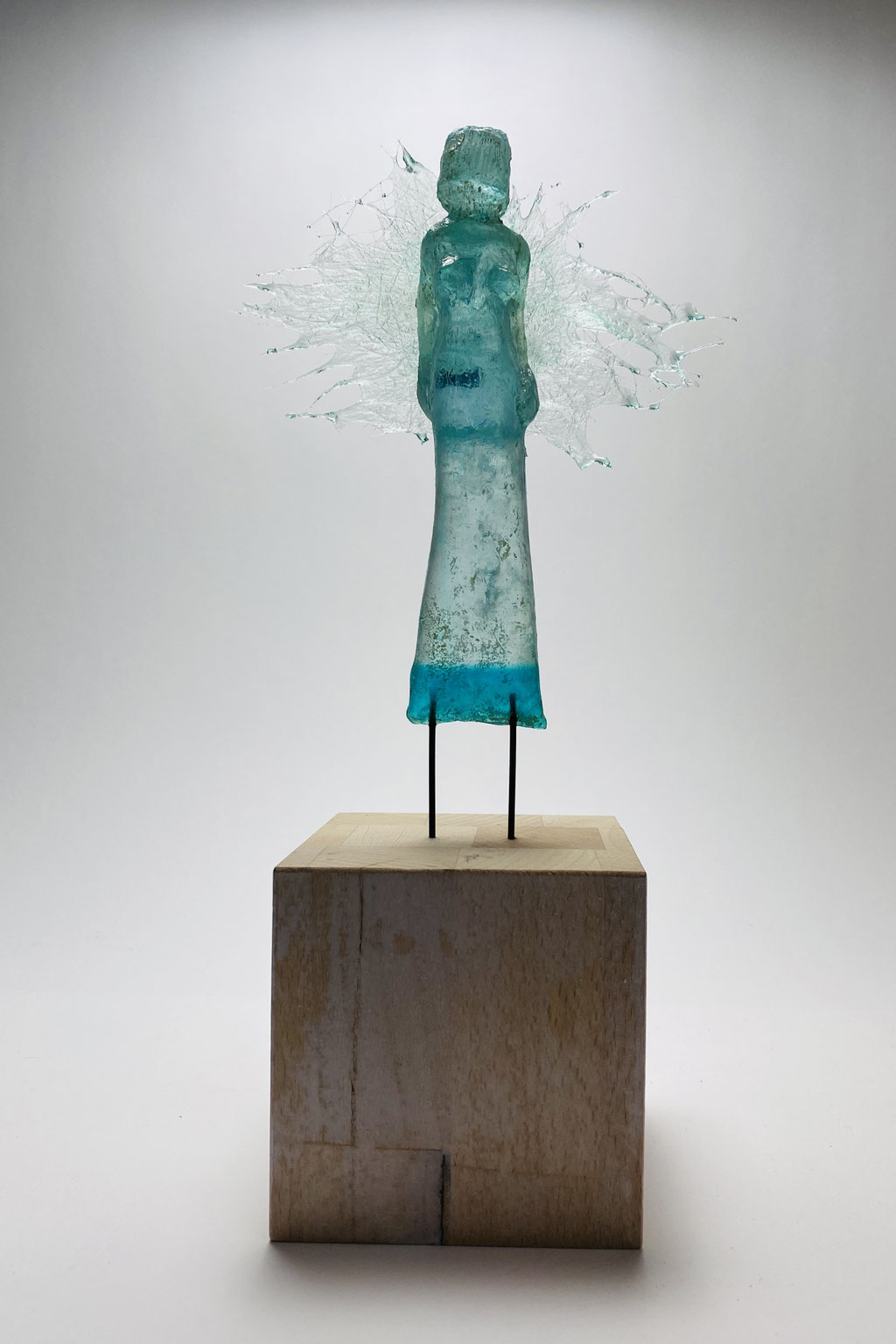 Mehrfarbige ENGELIN auf Holzsockel in der Version 3Punkt0 auf zwei Stelzen statt einer