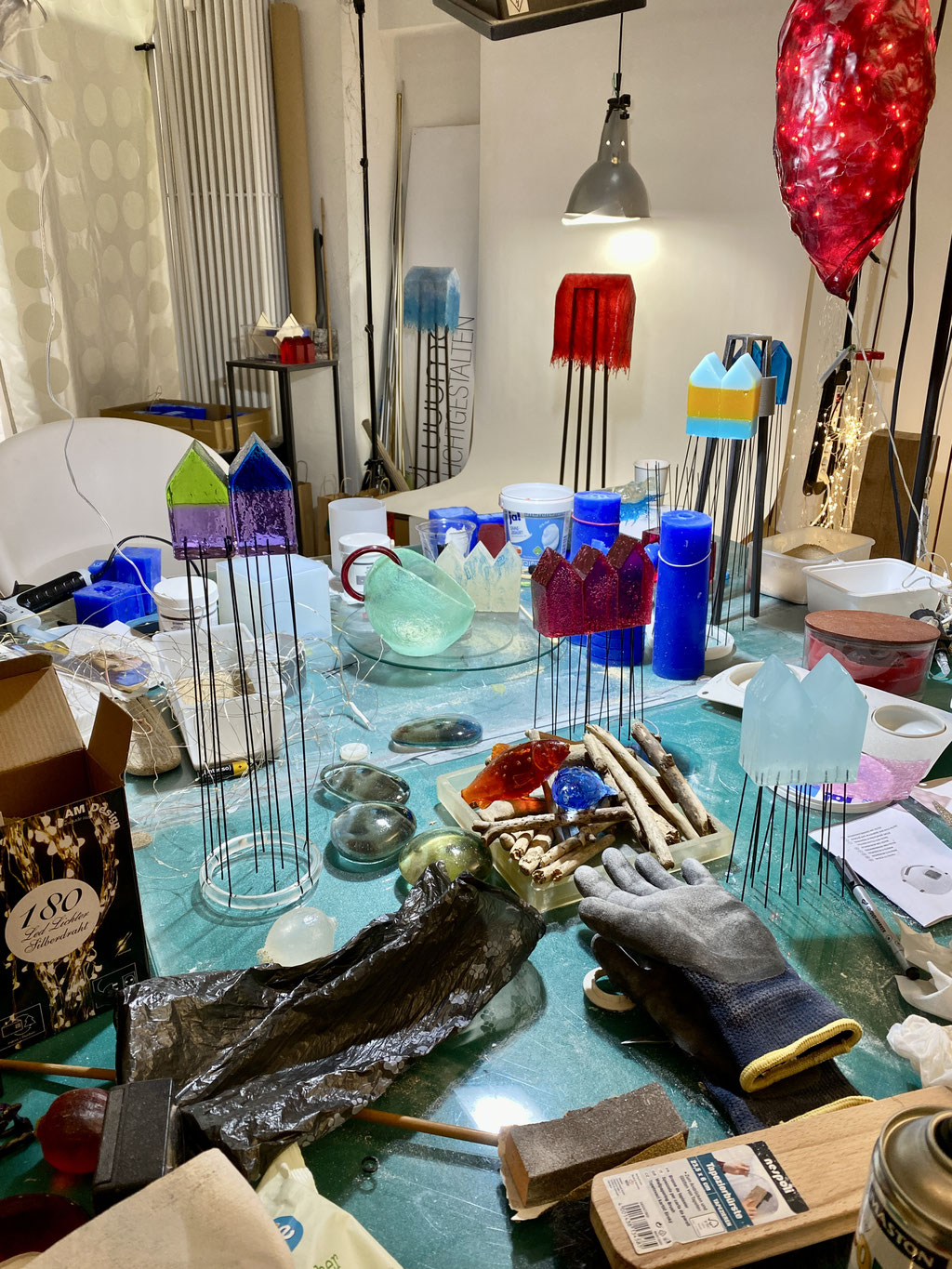 Blick über den Schleiftisch auf die Foto-Ecke. Man soll ruhig sehen, dass hier gearbeitet wird. ;)