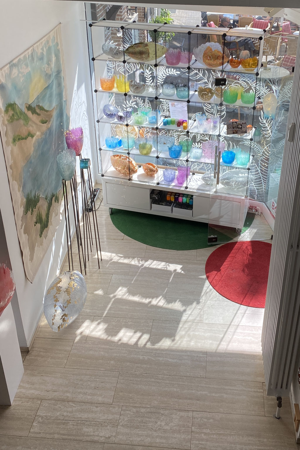 Blick von der Empore der raffiniert geschnittenen Räumlichkeiten auf das Schaufenster.