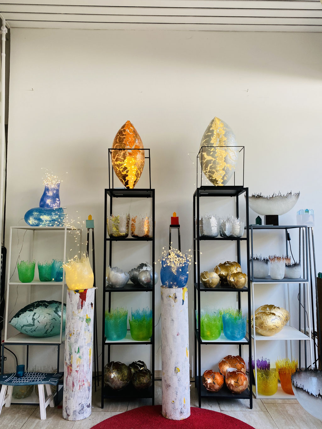 Wechselnde Dekorationen im Schaufenster.