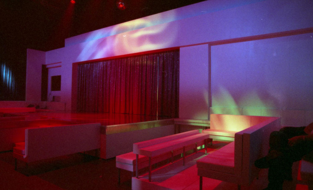 Photo de la scénographie de: Paradise. Théâtre de la ville de Paris. Mise en scène Laurent Laffargue.