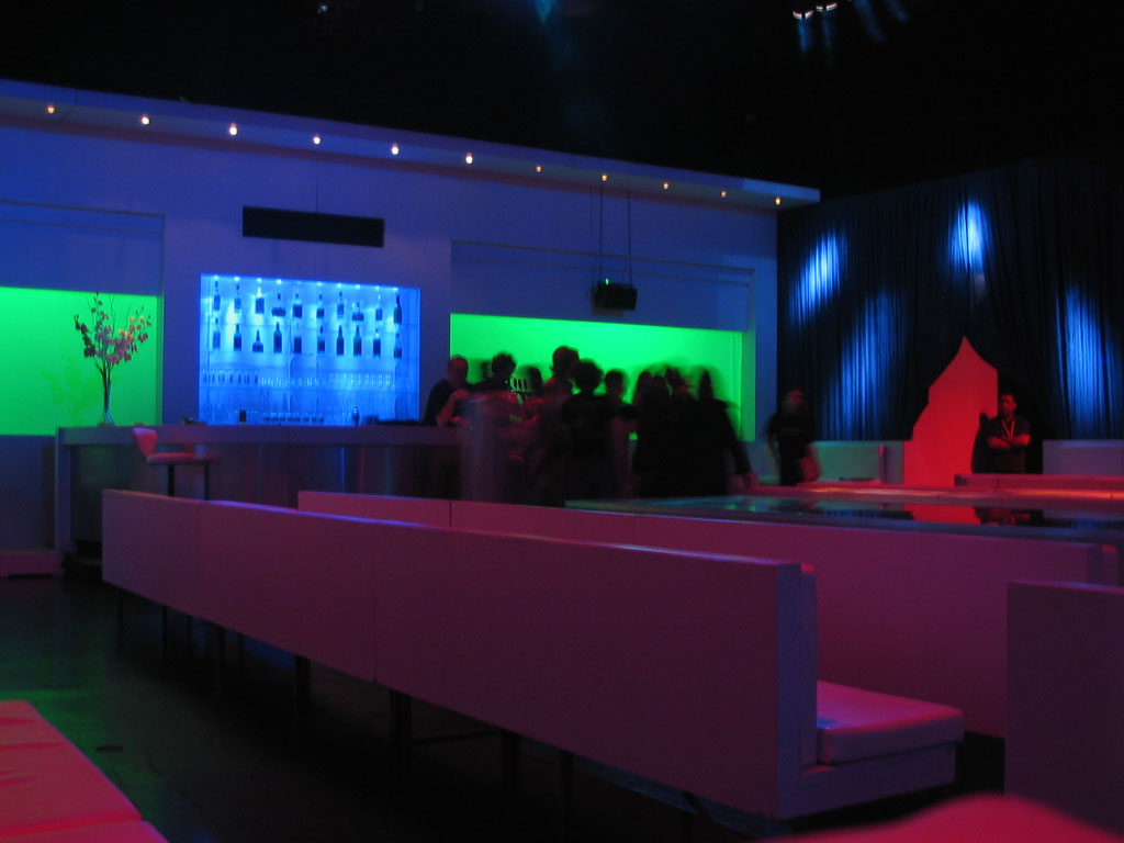 Photo de la scénographie de: Paradise. Théâtre de la ville de Paris. Mise en scène Laurent Laffargue.