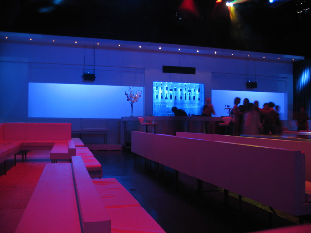 Photo de la scénographie de: Paradise. Théâtre de la ville de Paris. Mise en scène Laurent Laffargue.