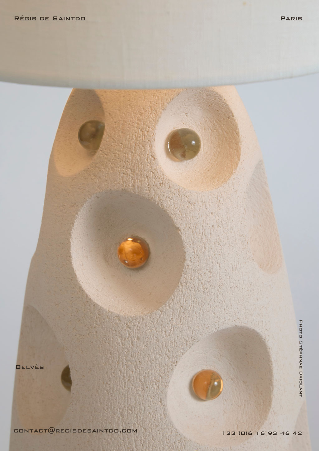 Lampe Belvès-céramique blanche chamotte-perles de verre-fait main @Régis de Saintdo