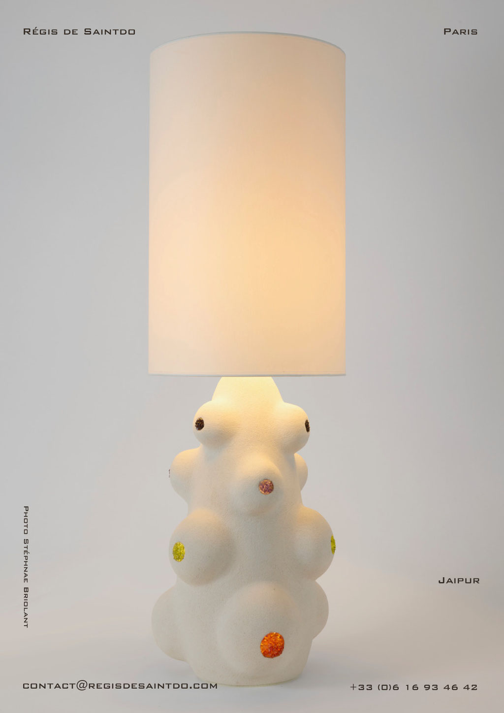 Lampe Jaipur-céramique blanche chamotte-cornalines, péridot, améthyste et grenats-fait main @Régis de Saintdo