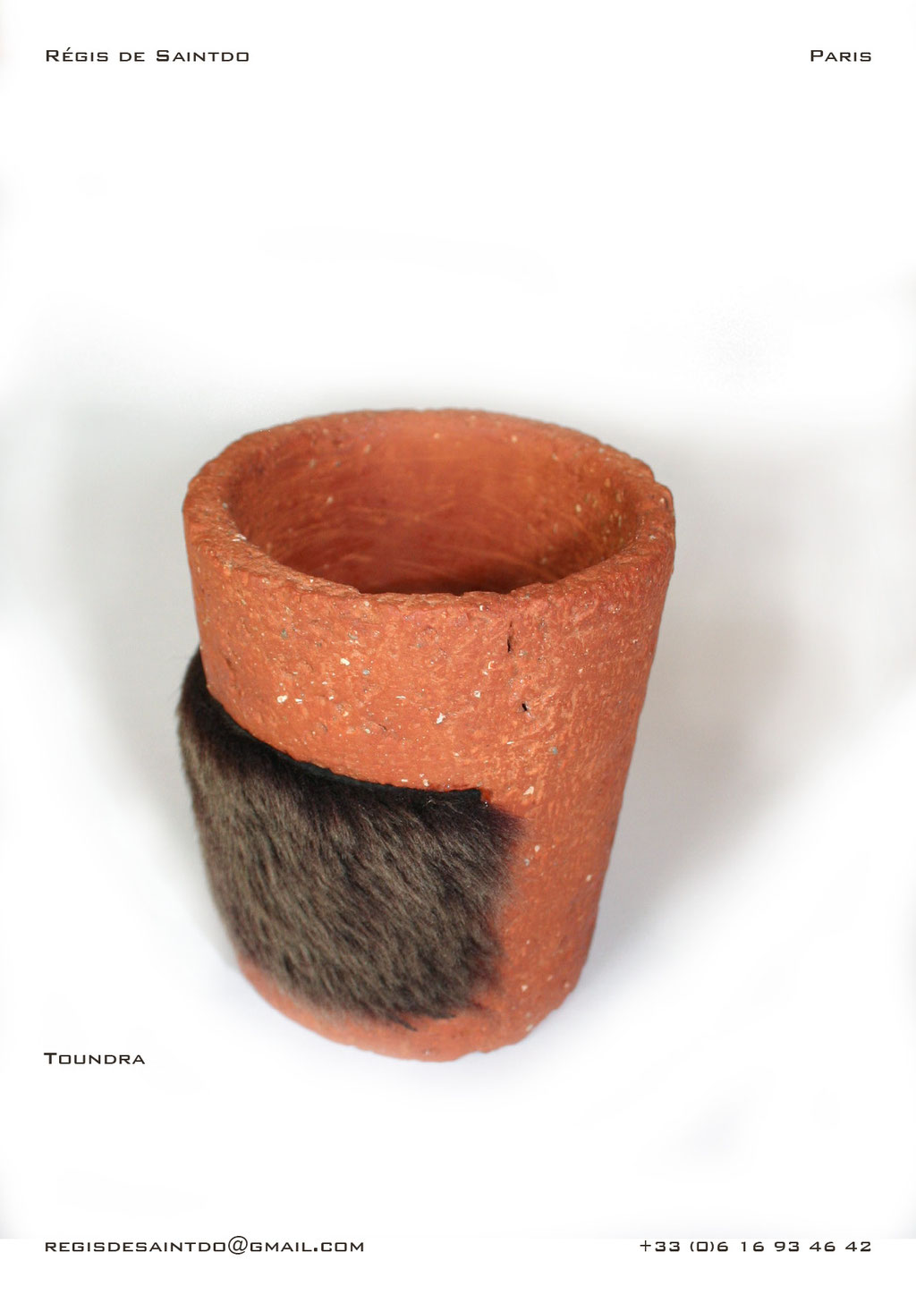 ©Régis de Saintdo-Pot-Toundra-Céramique rouge-brute-fourrure agneau-fait main