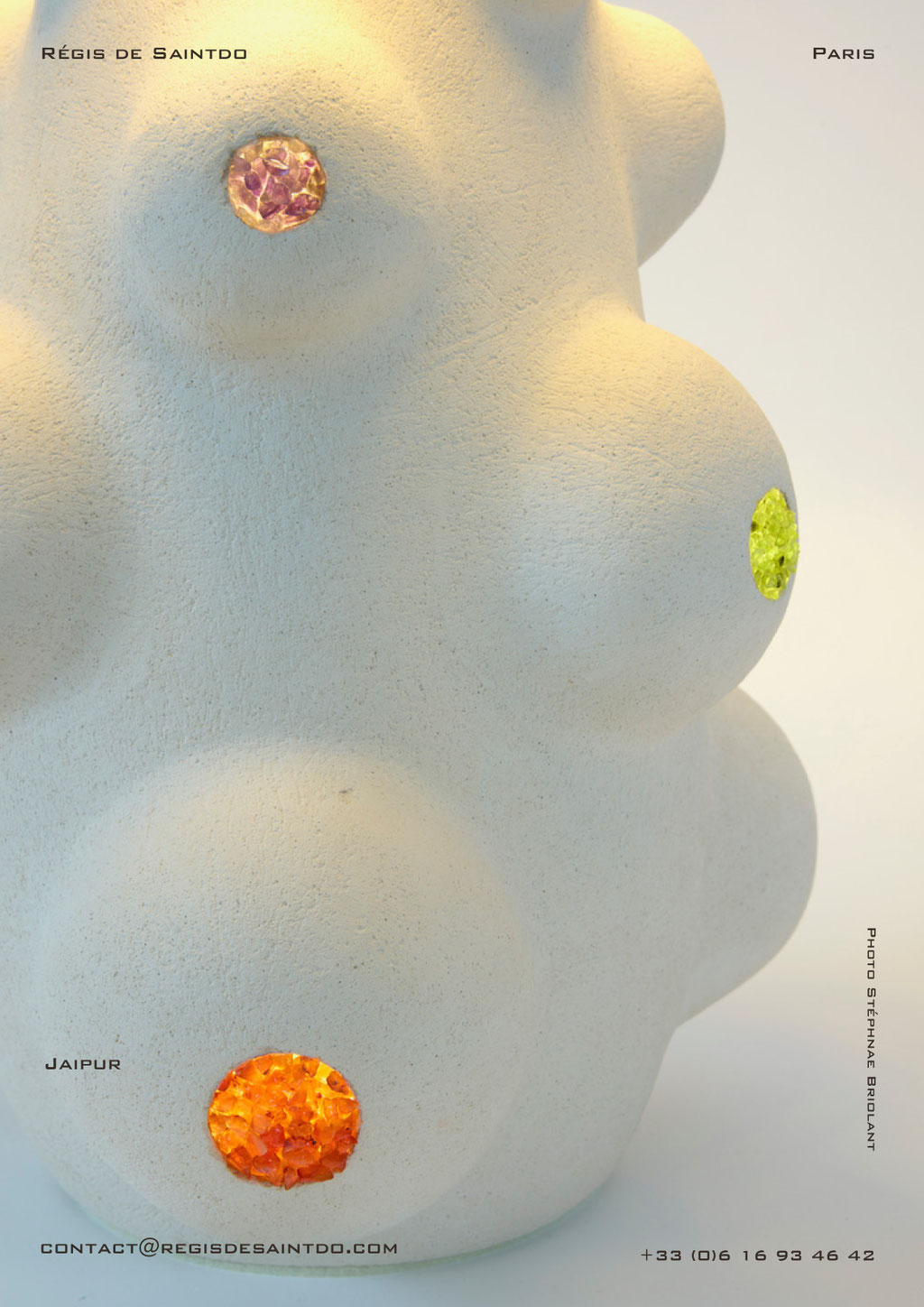 Lampe Jaipur-céramique blanche chamotte-cornalines, péridot, améthyste et grenats-fait main @Régis de Saintdo