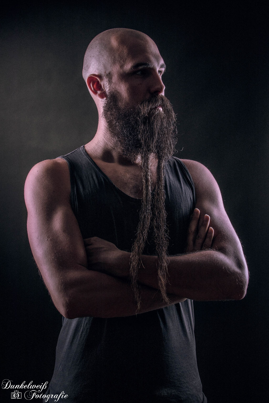 Portrait- Charakterportrait von Mann mit langem Bart im Studio Dunkelweiss-Fotografie