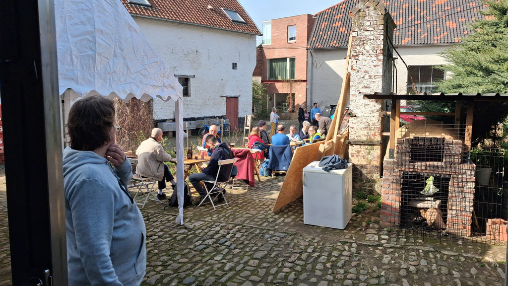 en ondertussen op het erfterras