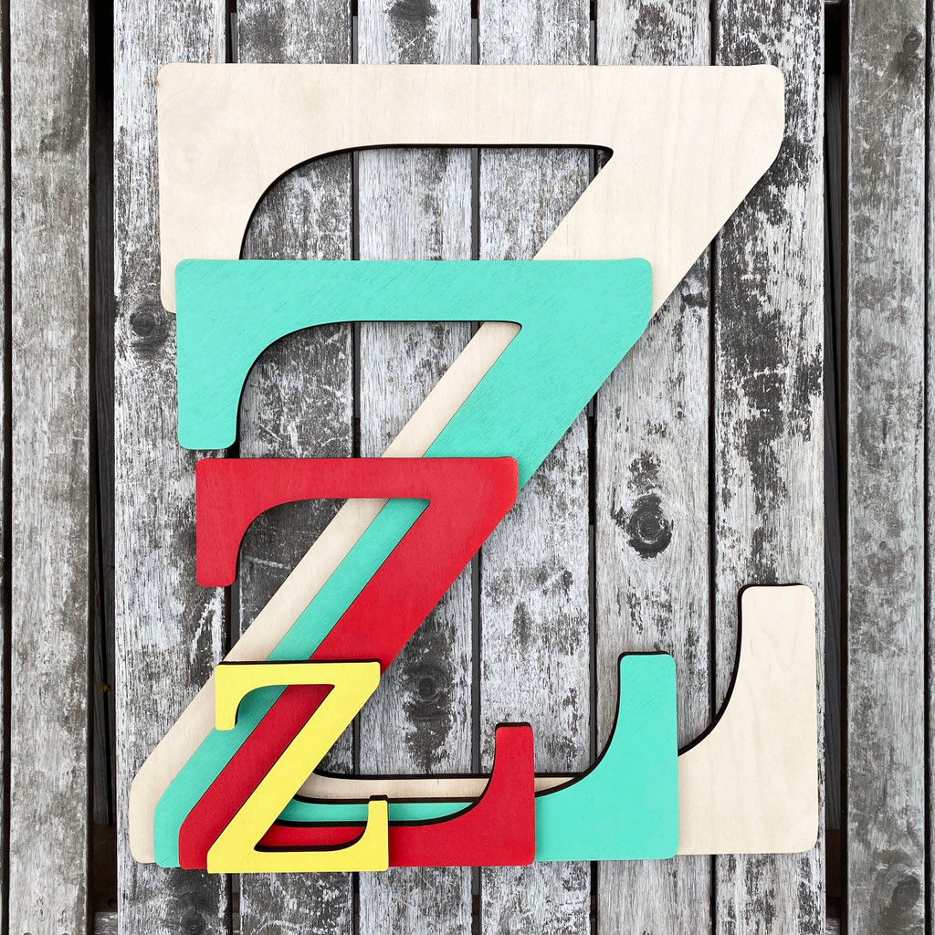 Buchstaben aus Holz in verschiedenen Farben für die Wand. 