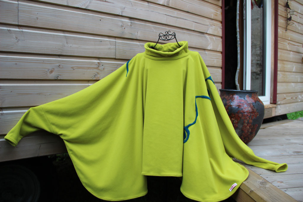 Poncho/Cape "Tout frais, tout doux, tout chaud" (Devant et on voit les manches !)