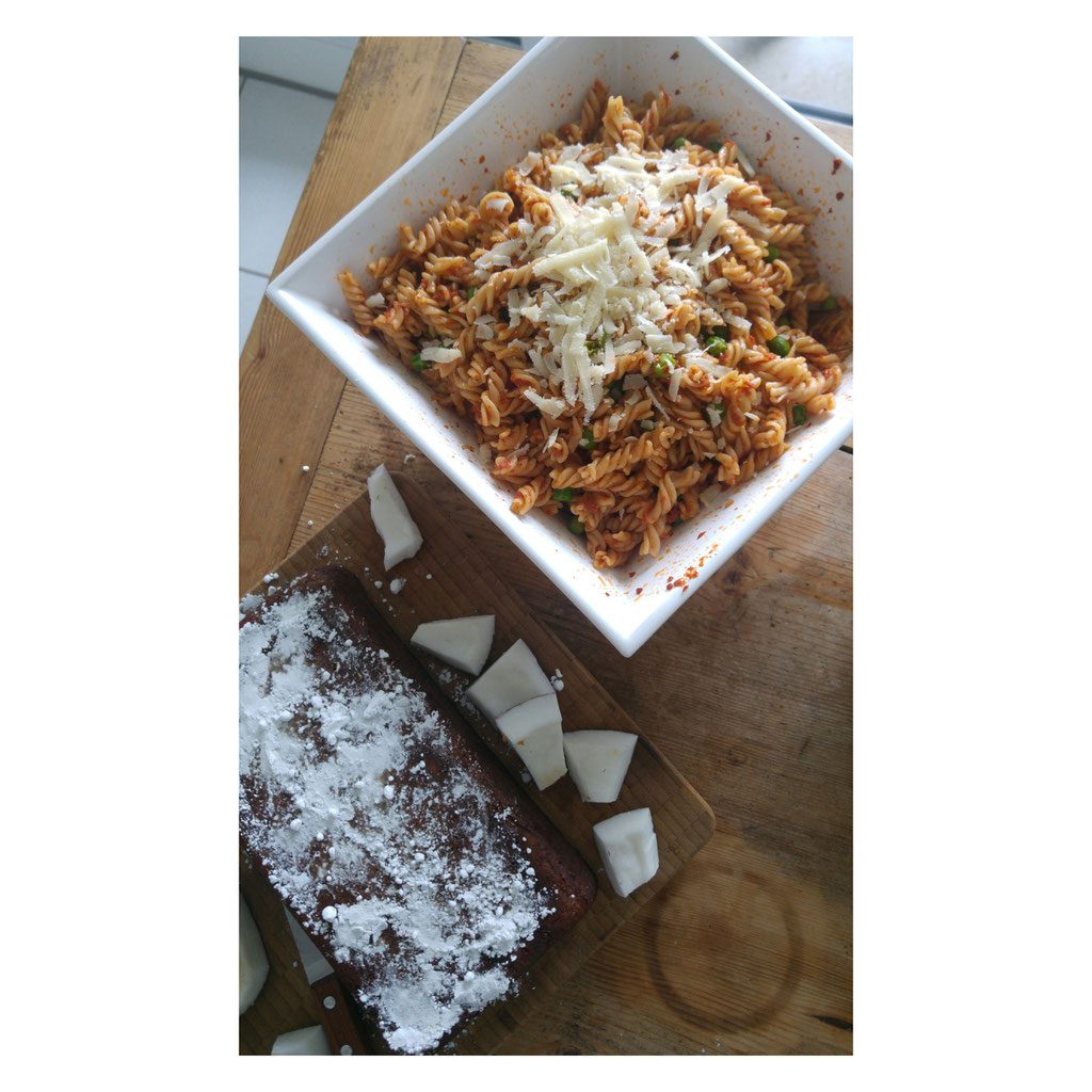 Dinkelnudeln mit selbstgemachtem roten Pesto aus getrockneten Tomaten und Olivenöl. Dazu Erbsen und Parmesan.