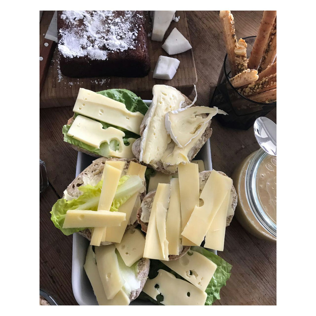 Neben den belegten Broten gab es selbstgemachte Erdnussbutter aus Erdnüssen und Diestelöl - zack in Mixer & fertig.